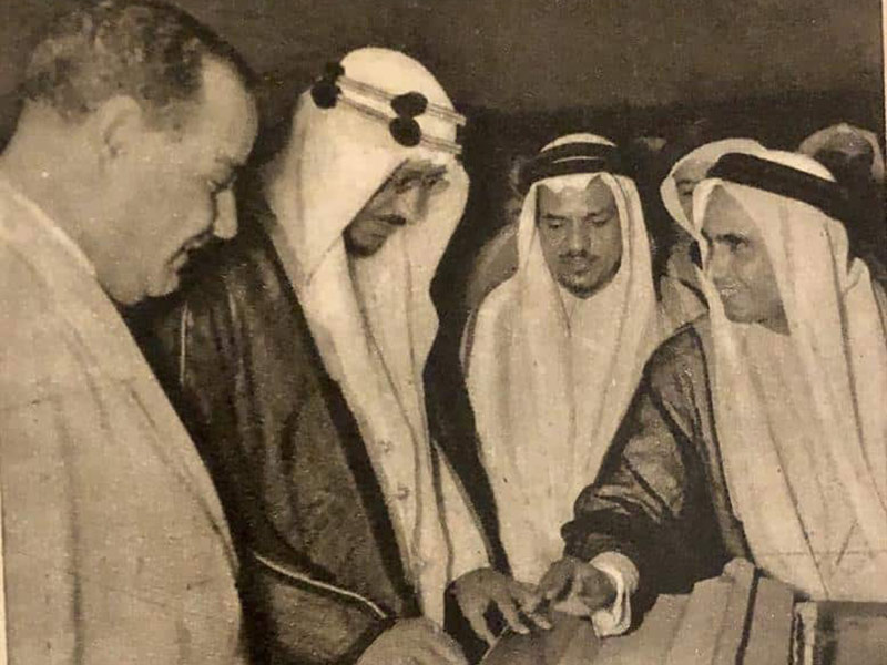 اضغط لمشاهدة الصور: صور تاريخية لتدشين الملك سعود لمشروع إضاءة المسجد الحرام بالكهرباء للمرة الأولى
